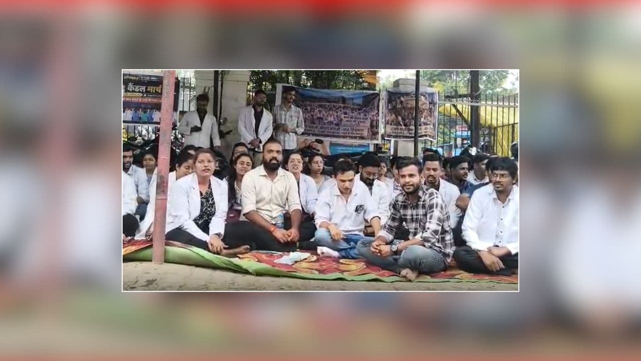 Junior Doctors Strike in CG: प्रदेश में फिर बढ़ेगी मरीजों की परेशानियां! एक बार फिर जूनियर डॉक्टर्स ने खोला मोर्चा, अब इमरजेंसी सेवा बंद करने की दी चेतावनी
