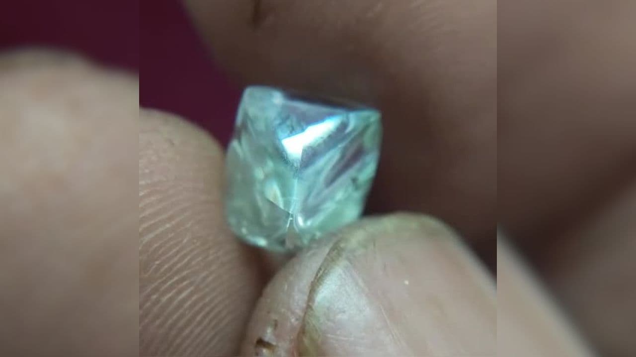 Panna Diamond News: रातों-रात चमकी यहां के किसानों की किस्मत, खदान से मिला 4.70 कैरेट का नायाब हीरा, कीमत जानकर चौक जाएंगे