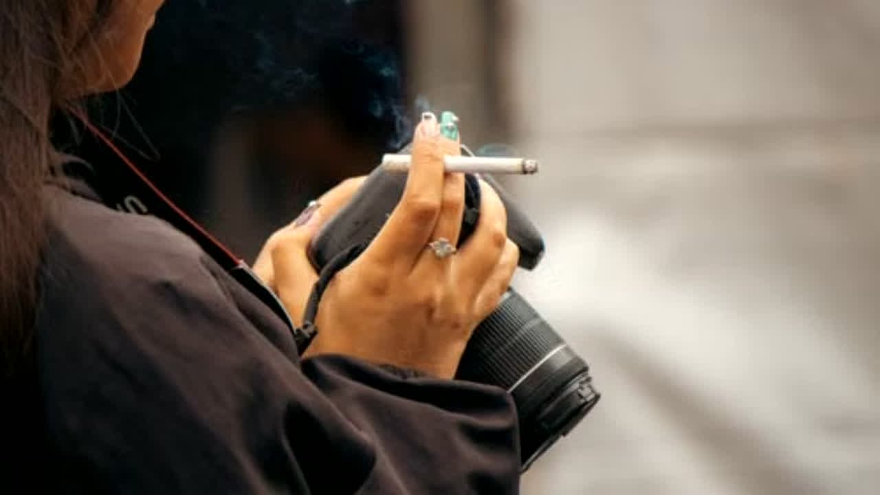 Second Hand Smoking Kya Hai: सिगरेट पीते भी नहीं, फिर शरीर में पहुंच रहा जहर? आखिर क्या है सेकंडहैंड स्मोकिंग और कैसे बन रही जान की दुश्मन?