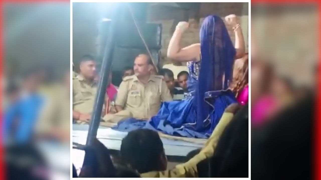 UP Police Viral Video: पुलिस की ड्यूटी या डांस का मजा? सोशल मीडिया पर वायरल हुआ दो सुरक्षाकर्मी का वीडियो, पुलिस महकमे में मचा हड़कंप