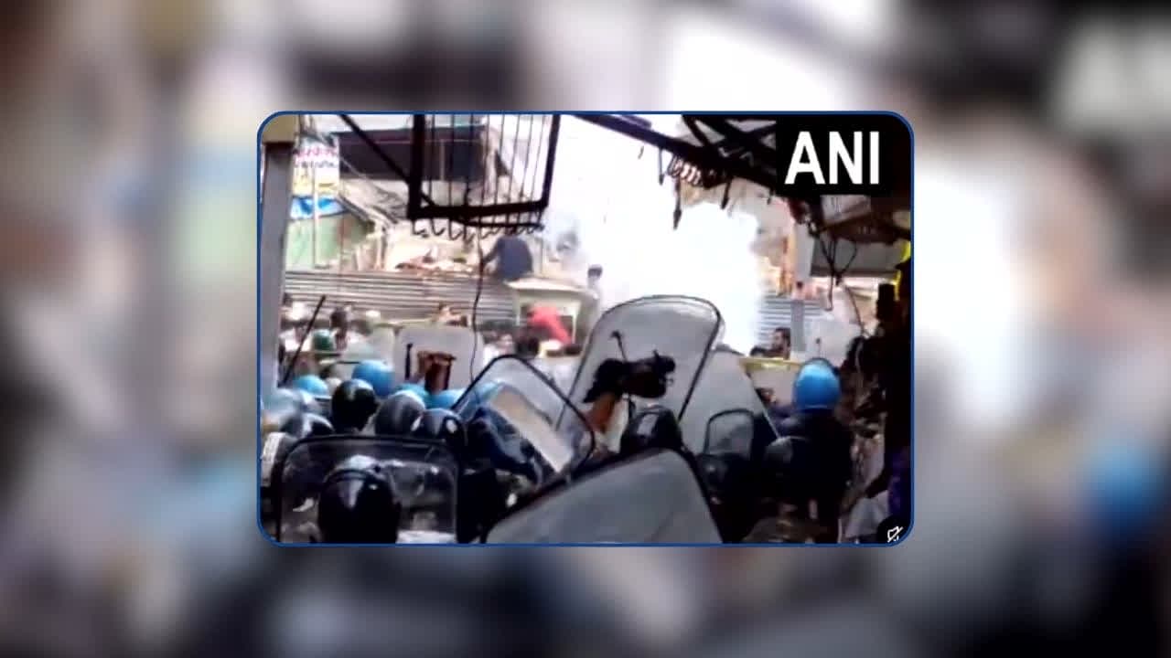 Ujjain Shahi Masjid Latest News: शाही मस्जिद पर मचा भारी बवाल, आक्रोशित भीड़ ने किया पथराव, पुलिस ने छोड़े आंसू गैस के गोले, 2000 पुलिसकर्मी तैनात