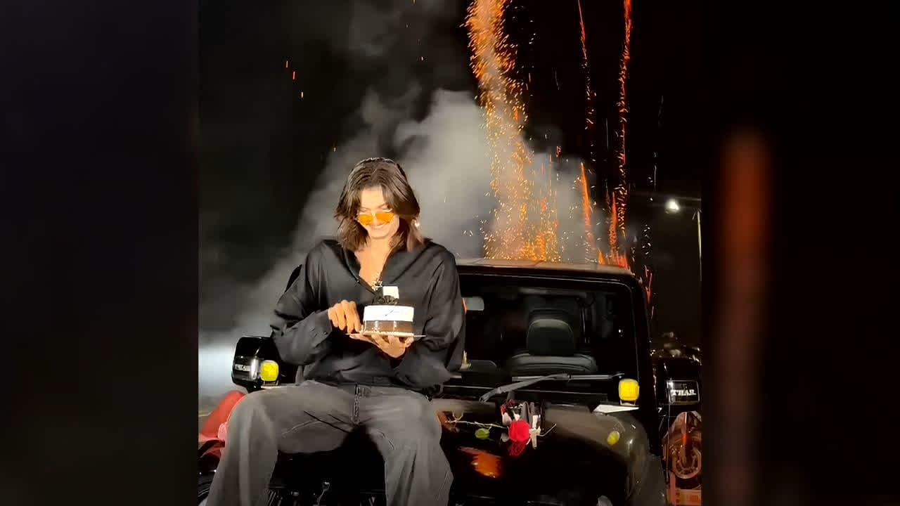 Indore Influencer Birthday On Road : बीच सड़क पर बर्थडे सेलिब्रेशन पड़ा भारी! कार रोककर काटा केक, VIDEO वायरल होते ही पुलिस ने सिखाया सबक