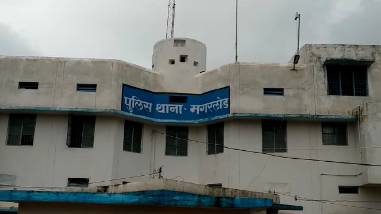 Magarlod Crime News: पहले अपने माता-पिता को कमरे किया बंद, फिर 26 साल की युवती ने उठाया ये खौफनाक कदम, तांत्रिक के साथ थी संपर्क में