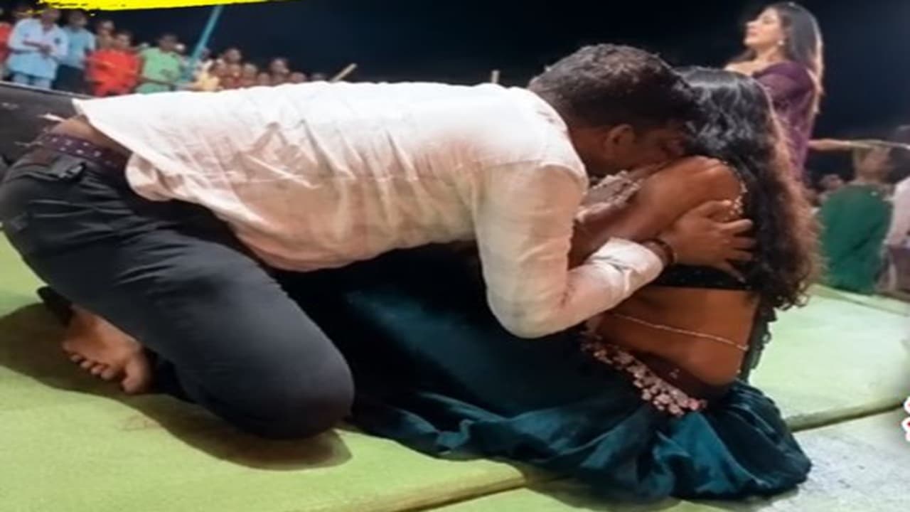 CG में भाजपा नेता ने डांसर को किया KISS, अब पार्टी ने लिया बड़ा एक्शन, इतने दिनों के भीतर मांगा जवाब