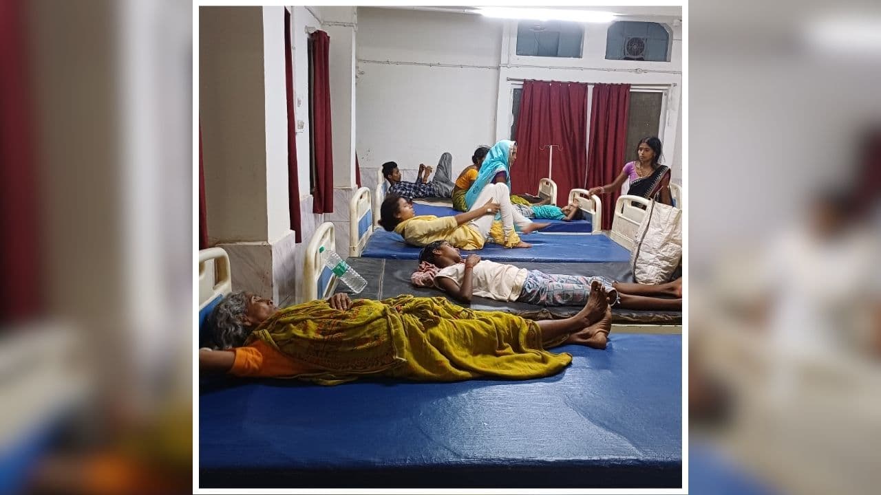 Chhatarpur Food Poisoning: एक साथ बिगड़ी एक ही परिवार के 8 लोगों की तबीयत, आनन फानन में अस्पताल में भर्ती, पूरे गांव में मचा हड़कंप