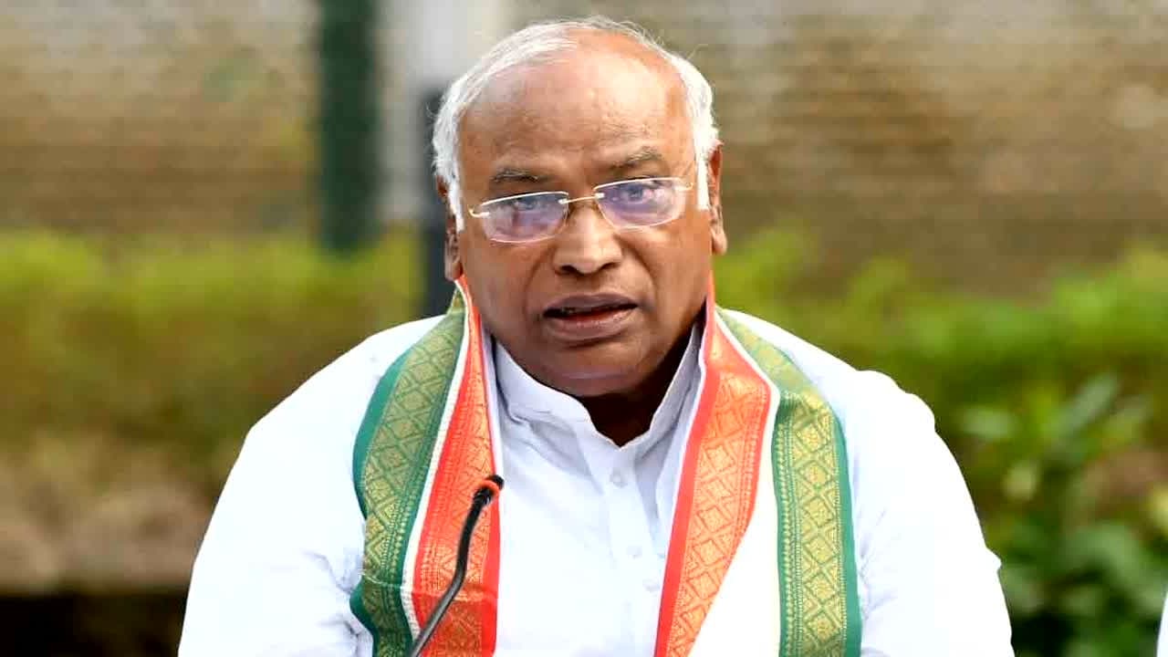 BJP-कांग्रेस की लड़ाई, ‘मोदी के बाप’ पर आई!… पटना में खरगे के बयान से देश भर में मचा घमासान, क्या कांग्रेस अध्यक्ष मांगेंगे माफ़ी?