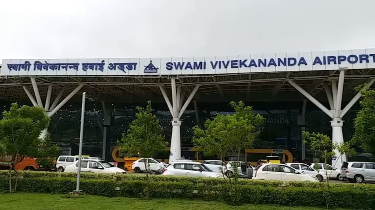 Congress MLA Delhi Visit: अचानक दिल्ली के लिए रवाना हो रहे छत्तीसगढ़ के कांग्रेस विधायक, PCC चीफ दीपक बैज भी पहुंचे एयरपोर्ट, जानिए क्या है वजह
