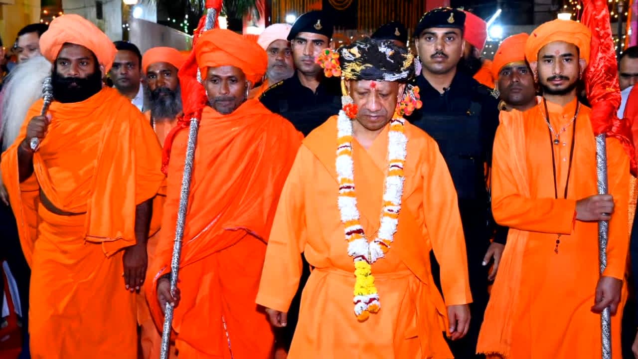 सीएम योगी की अगुवाई में निकली गोरक्षपीठाधीश्वर की विजयादशमी शोभायात्रा, मुस्लिम समाज ने पुष्पवर्षा कर किया स्वागत