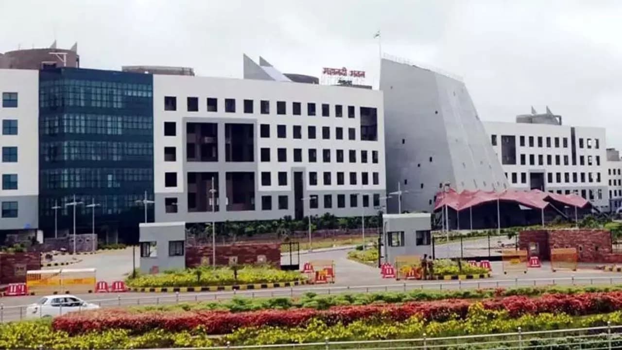 छत्तीसगढ़ में फिर दौड़ी ‘तबादला एक्सप्रेस’, मंत्रालय ने पदस्थ कई अधिकारी-कर्मचारी इधर से उधर, यहां देखें पूरी सूची