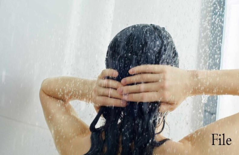 आंगन में नहा रही युवती का वीडियो बना रहा था युवक, मना करने पर मच गया बवाल