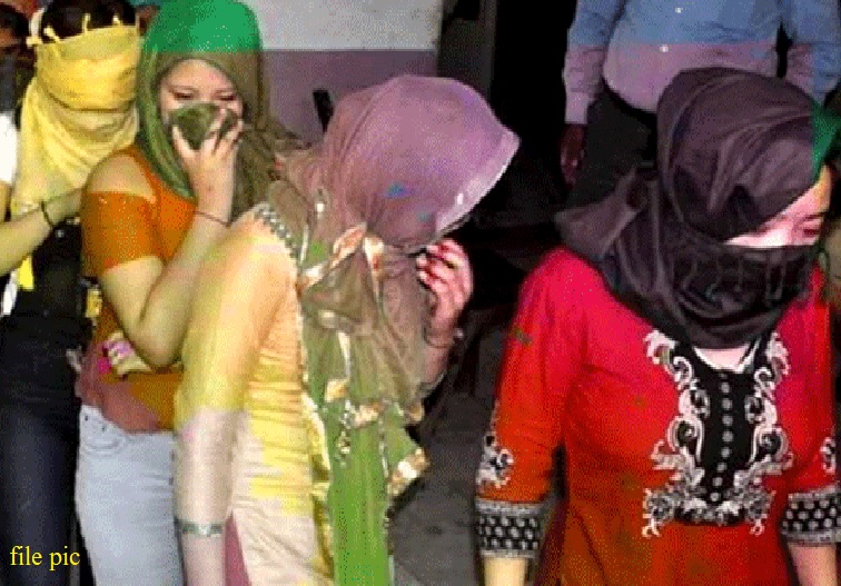 big sex racket busted : sex racket busted 5 men and 3 girls found cheating