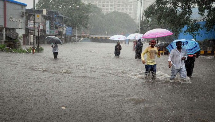 महाराष्ट्र में बारिश की तबाही : रेल सेवा प्रभावित होने से 6000 यात्री फंसे, नदियां उफान पर