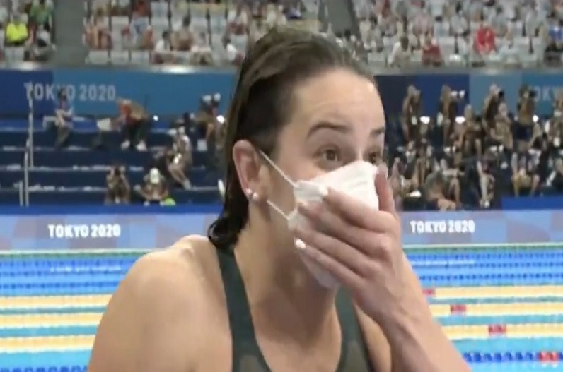 गोल्ड जीतने की खुशी में उत्साहित हो गई महिला एथलीट, मुंह से निकल गई गाली, शर्म से हो गई पानी-पानी.. वीडियो वायरल