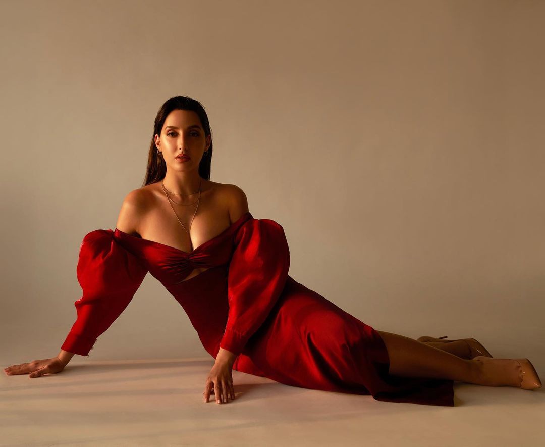 Nora Fatehi latest pics 2021 : ने पहनी रेड कलर की बोल्ड ड्रेस, लुक देख थम जाएगी आपकी सांसे देखें तस्वीरें