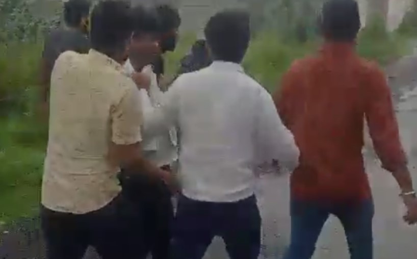 कॉलेज में अश्लील हरकत करने पर भाजपा नेता के बेटे की धुनाई, पीड़िता के परिजनों और दोस्तों ने जमकर पीटा