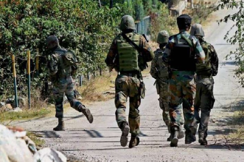 जम्मू कश्मीर : मुठभेड़ में एक आतंकवादी ढेर, अन्य गिरफ्तार, पिस्तौल, ग्रेनेड बरामद