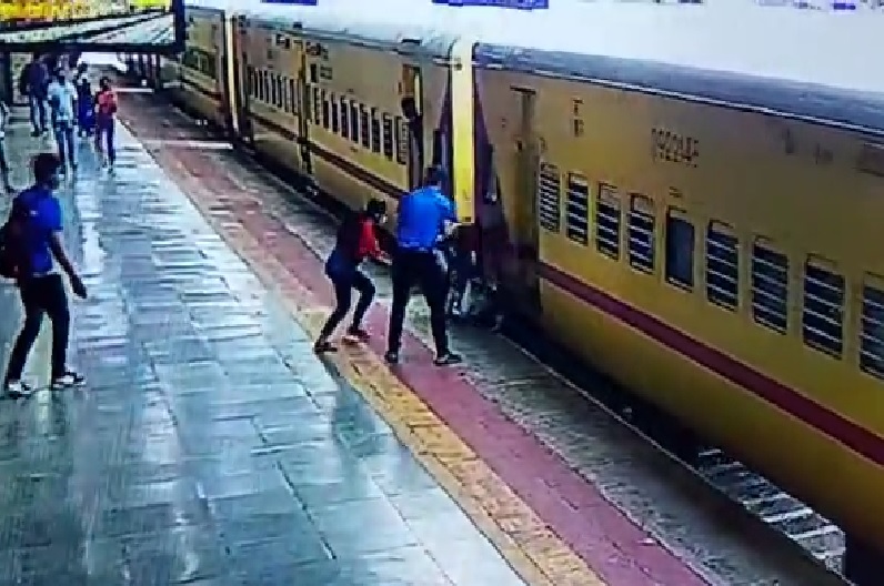 चलती ट्रेन में चढ़ते समय महिला के साथ हादसा, देखें मौजूद लोगों ने क्या किया, वीडियो देखकर हो जाएंगे हैरान