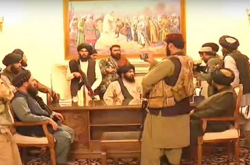 अफगानिस्तान के राष्ट्रपति ने छोड़ा देश, तालिबान लड़ाकों ने राष्ट्रपति भवन पर किया कब्जा, सामने आया वीडियो