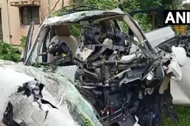 विधायक के बेटे-बहू सहित 7 की मौत, बिजली खंभे से टकराने के बाद कार चकनाचूर