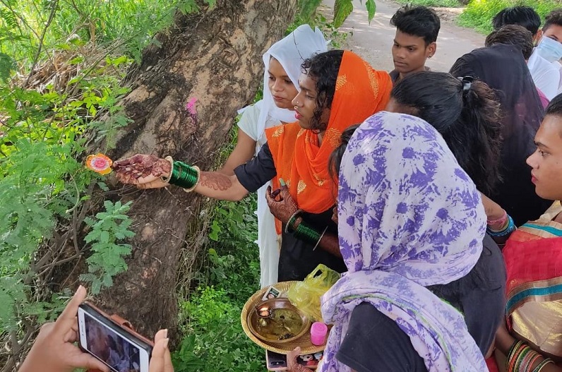 Rakshabandhan 2021 :  किन्नर समुदाय ने पेड़ को भाई मानकर बांधी राखी, जीवनभर पेड़ की रक्षा करने का लिया संकल्प