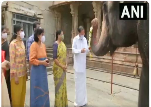 देश के उपराष्ट्रपति एम वेंकैया नायडू को एक हाथी ने पहनाई माला, शानदार वीडियो देख दंग रह जाएंगे आप