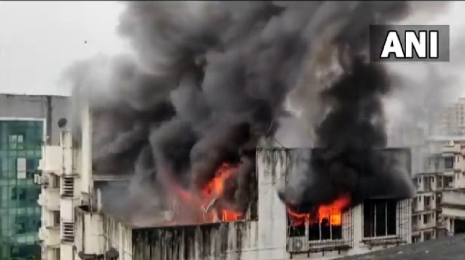 7 मंजिला इमारत में लगी भीषण आग, पूरा इलाका धुएं के गुबार में कैद