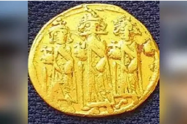 खुदाई के दौरान मिल गया खजाना, 1500 साल पुराना सोने का सिक्का मिला