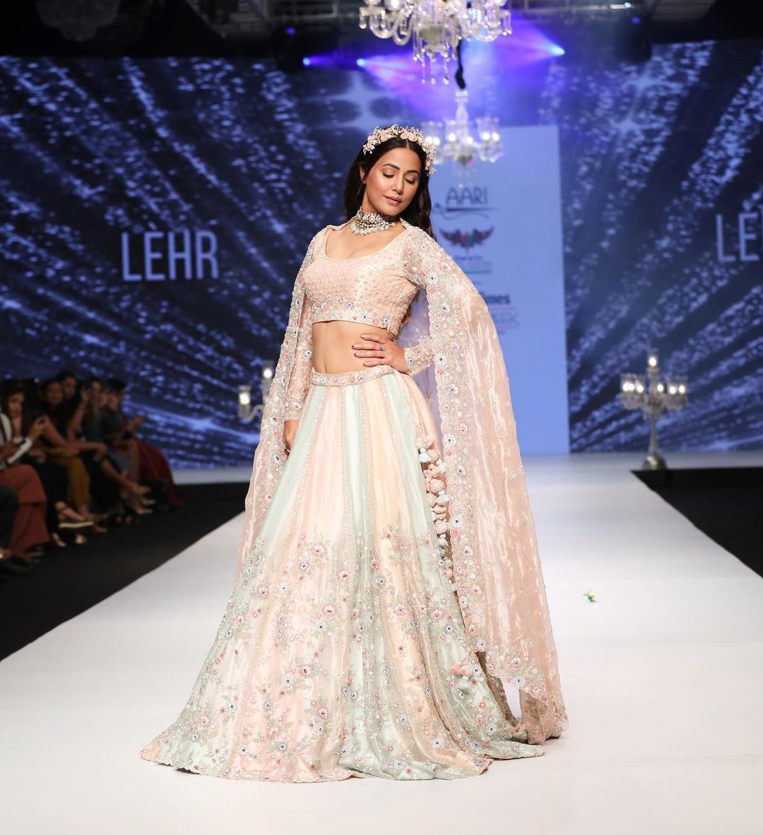 Hina Khan टाइम्स फैशन वीक में कैटवॉक करती आई नज़र, लहंगे में दिखा खूबसूरत अंदाज देखें Latest Photos
