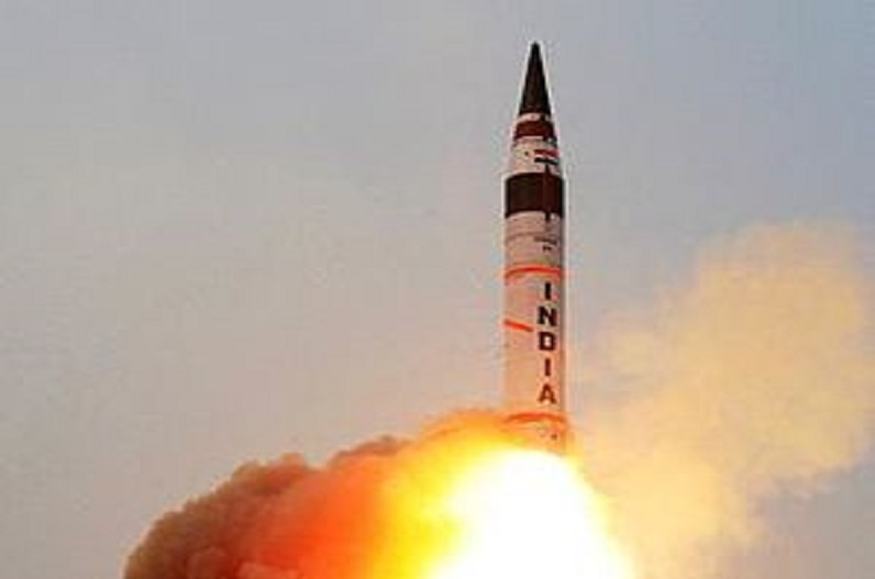 भारत के अग्नि-5 से चीन-पाक में मची खलबली, 5000 KM तक के लक्ष्य को कर देता है तबाह.. देखिए इसकी खूबियां