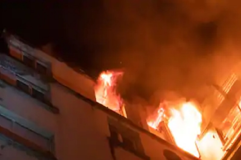 एक इमारत में आग लगने से 14 लोगों की मौत, 51 झुलसे.. रेस्क्यू जारी