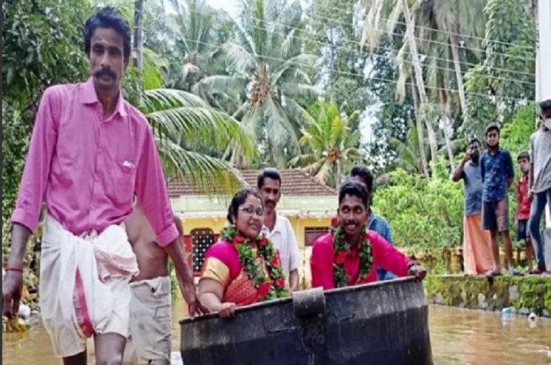 केरल में बाढ़ के बीच अनोखी शादी, बर्तन में बैठकर शादी के मंडप पर पहुंचे दूल्हा-दुल्हन, लिए सात फेरे