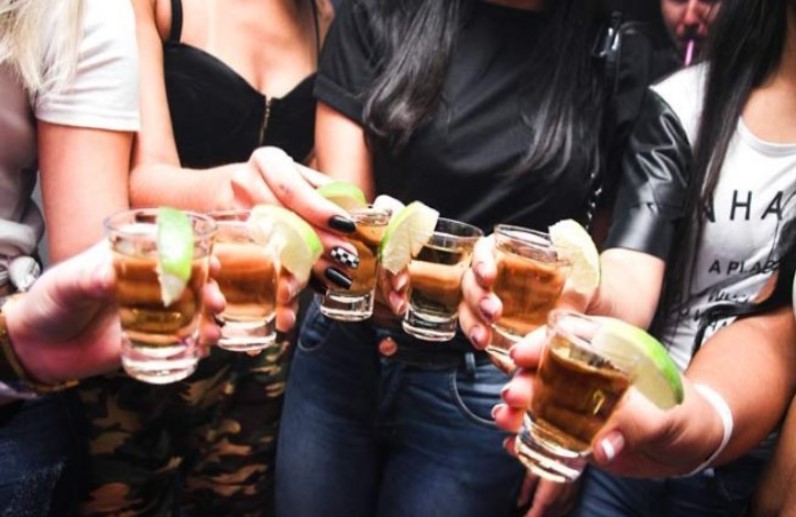 जंगल में दारू-Sex पार्टी करते पकड़े गए स्कूली छात्र-छात्राएं, कमरे में कई स्टूडेंट्स मिले बिना कपड़ों के