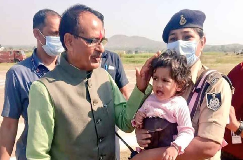 गोद में बेटी, हाथ में वायरलेस, साथ में सीएम की सुरक्षा.. जब DSP मोनिका सिंह ने किया सैल्यूट, तो जज्बे के कायल हो गए मुख्यमंत्री