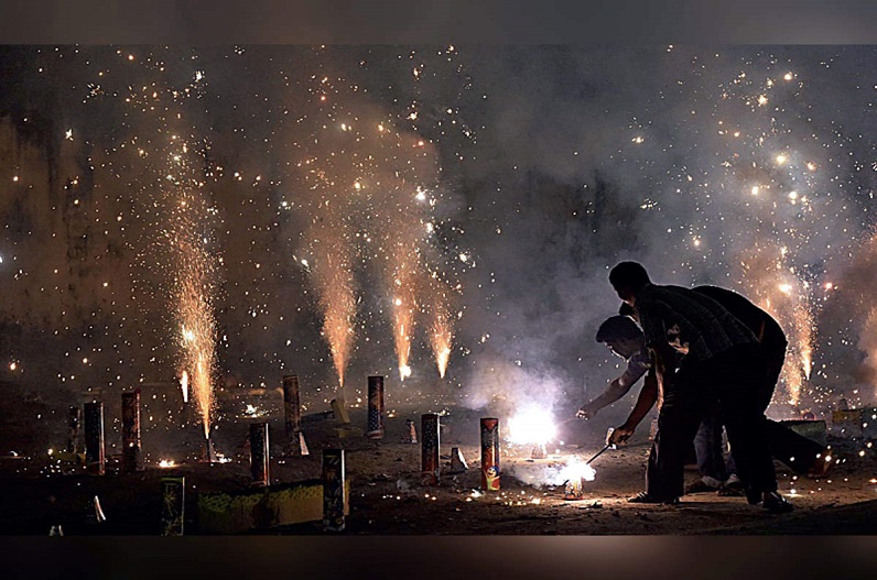 दिवाली से पहले यहां के 14 जिलों में पटाखों की बिक्री और इस्तेमाल पर लगाई गई रोक.. जानिए