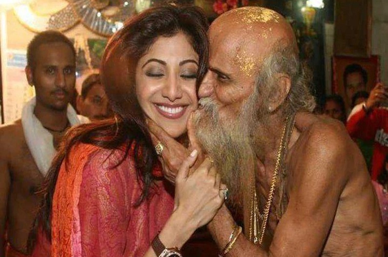 जब साधू ने अभिनेत्री शिल्पा शेट्टी को सरेआम कर दिया KISS, तस्वीर को लेकर जमकर हुआ था बवाल