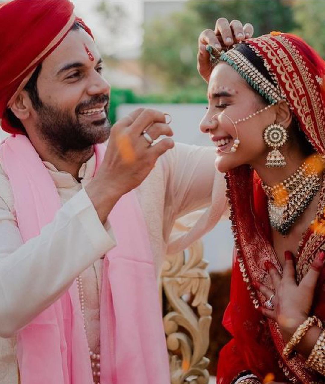 Rajkummar rao and Patralekha Wedding Pictures:लाल जोड़े में पत्रलेखा-सिल्क कुर्ते में राजकुमार राव, कपल के वेडिंग आउटफिट पर फिदा हुए फैंस