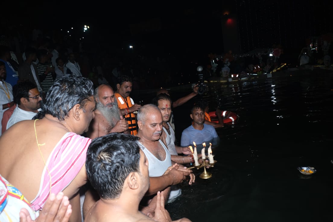 सीएम बघेल ने महादेव घाट पर किया कार्तिक स्नान, हटकेश्वर महादेव मंदिर में जलाभिषेक, पूजा-अर्चना कर प्रदेशवासियों की सुख-समृद्धि की कामना की