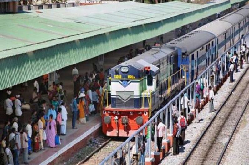 Indian Railways:टिकट नहीं होने पर भी ट्रेन में कर सकते हैं यात्रा, प्लेटफॉर्म टिकट जरुर रखें पास, देखिए क्या है नया नियम