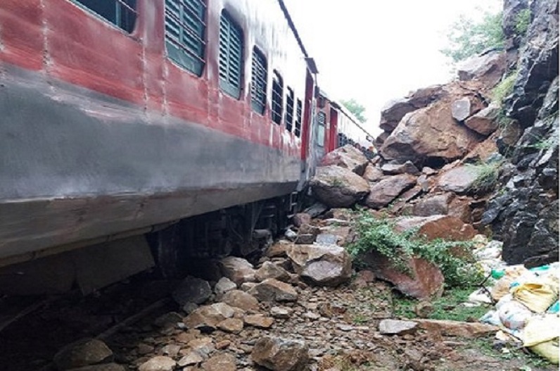 ट्रेन हादसा: चलती ट्रेन पर अचानक गिरने लगे पत्थर, सात डिब्बे पटरी से उतरे, यात्रियों की अटक गई जान