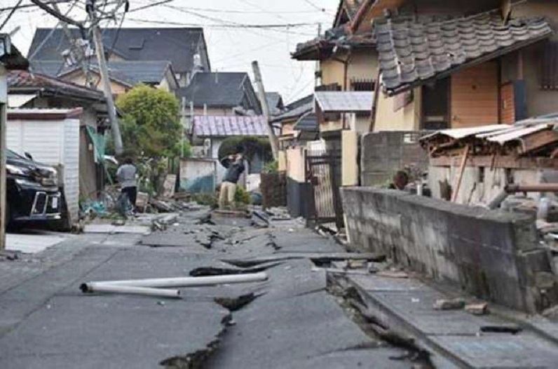 7.3 तीव्रता का भूकंप.. झटकों से कांपी धरती, सुनामी की चेतावनी जारी.. दहशत में घरों से भागकर बाहर निकले लोग