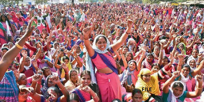 Anganwadi Workers Salary Hike: आंगनवाड़ी कार्यकर्ताओं को बड़ा तोहफा, मानदेय में हुई भारी बढ़ोत्तरी, जानें किसकी कितनी बढ़ी सैलेरी