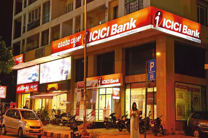 ICICI Bank के खाताधारकों को झटका, इस तारीख से बढ़ने वाले हैं चार्जेस