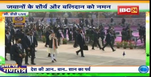 Republic Day Highlights 2022 : राजपथ पर पैदल चलकर लोगों से मिले PM Narendra Modi
