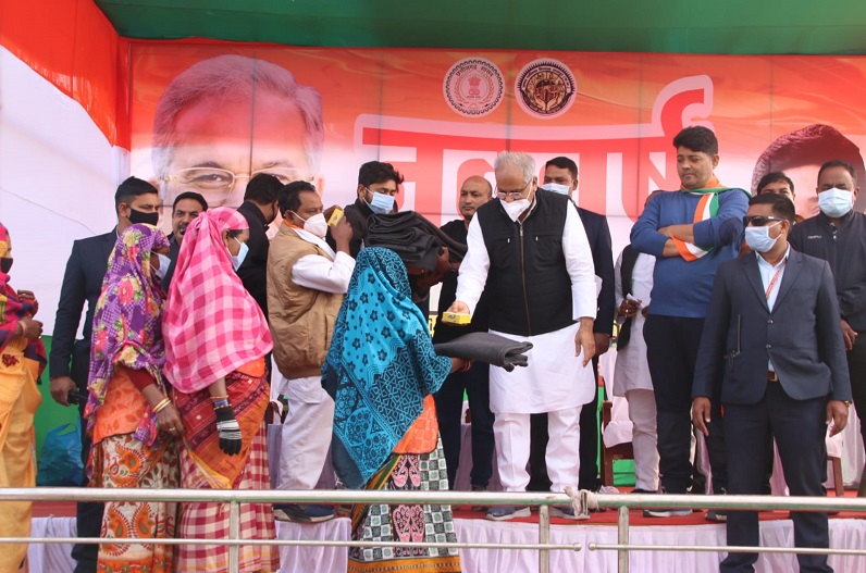 सीएम बघेल ने नए साल पर श्रमवीरों को दी सौगात, भगिनी प्रसूति सहायता राशि 10 से बढ़ाकर 20 हजार करने का ऐलान