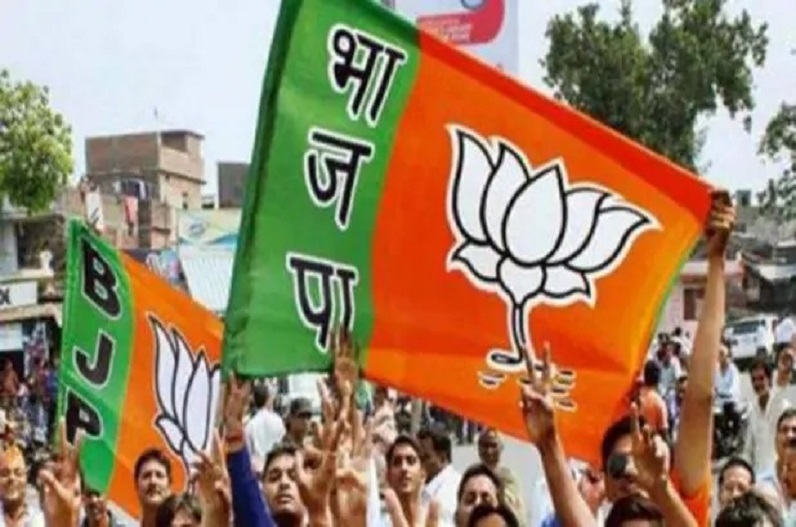 प्रचंड बहुमत के बाद भी दुविधा में फंसी भाजपा, सीएम पद के लिए विकल्प खोज रही पार्टी