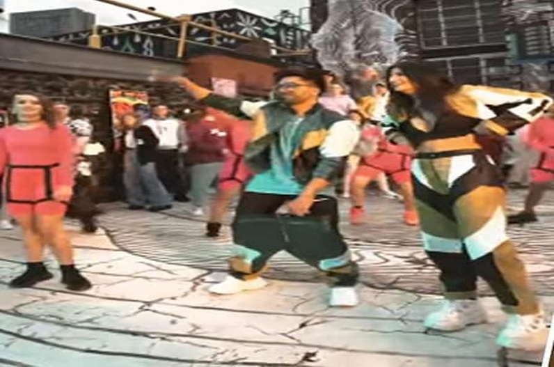 डांस करते-करते उतर गई इस मशहूर सिंगर की पैंट, पास में खड़े Palak Tiwari ने  दिया ऐसा रिएक्शन, सोशल मीडिया पर वायरल हुआ वीडियो | opps moment video of  punjabi singer hardy