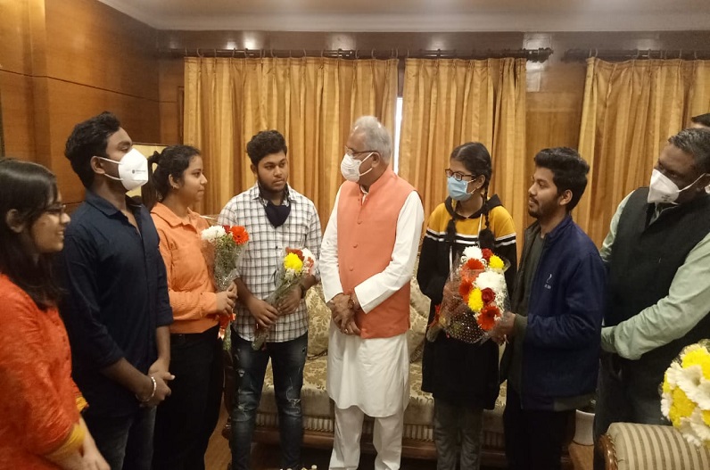 यूक्रेन से भारत लौटे छत्तीसगढ़ के 6 छात्रों से मुख्यमंत्री भूपेश बघेल ने की मुलाकात, जाना हालचाल