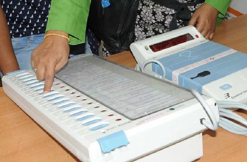 UP Election: EVM में नहीं दबा सपा का बटन, किसी ने डाला फेविक्विक.. EC से शिकायत