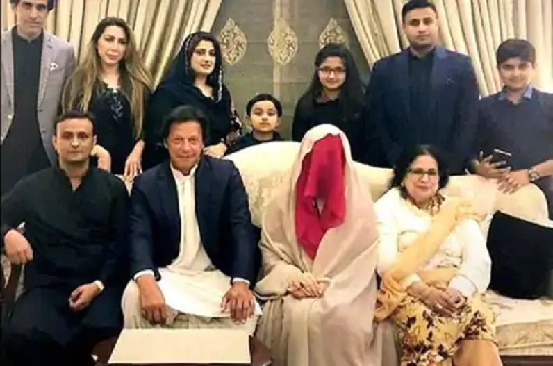 पाक PM इमरान खान की तीसरी बीवी ने भी बनाई दूरी, घर छोड़कर पहुंची लाहौर, सामने आई ये वजह