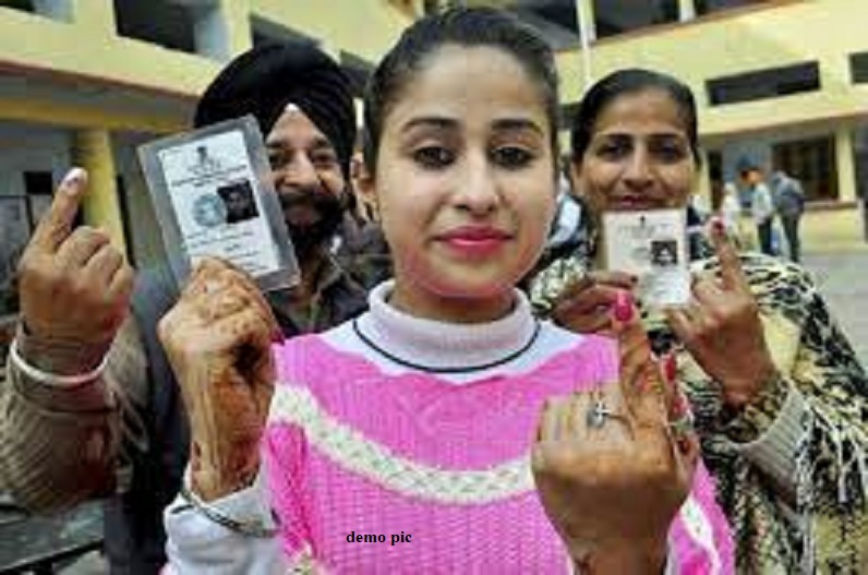 पंजाब विधानसभा चुनाव: वोटिंग से पहले सीएम चन्नी ने की पूजा, इधर सपा नेता ने कहा- एसपी सिंह को बनाया बली का बकरा